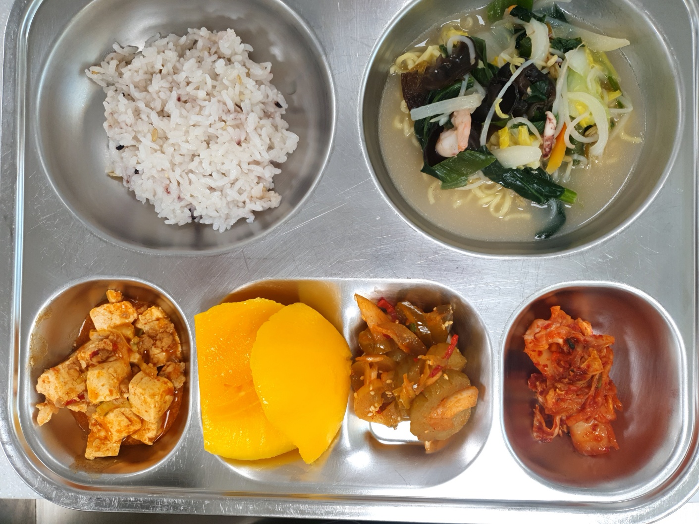 혼합곡밥 (5)
나가사키짬뽕국 (5.6.9.13.15.16.17.18)
꼬들오이지무침 (5.13)
마파두부(5.6.10.12.13.18)
배추겉절이 (9)
망고. _이미지