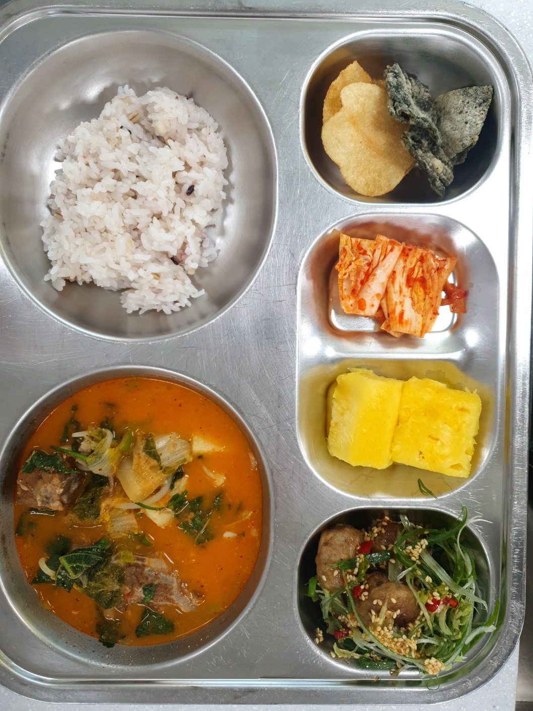 혼합곡밥 (5)
등뼈감자탕(5.6.9.10)
모듬부각(김,감자) (5.6)
배추김치 (9)
파인애플 
그릴한입떡갈비+파채무침 (5.6.10.13.15.16.18)_이미지