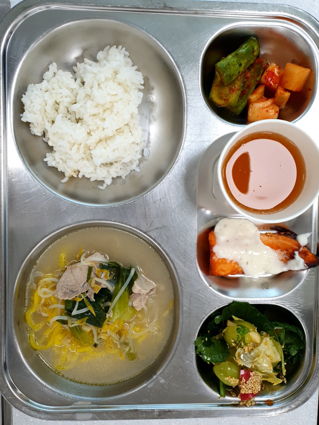 흰밥(자율) 
돈코츠라면 (1.2.5.6.9.10.13.15.16)
리코타치즈샐러드 (2.12)
연어스테이크 (5.12)
[선택]깍두기/오이김치 (9)
매실에이드 (13)_이미지