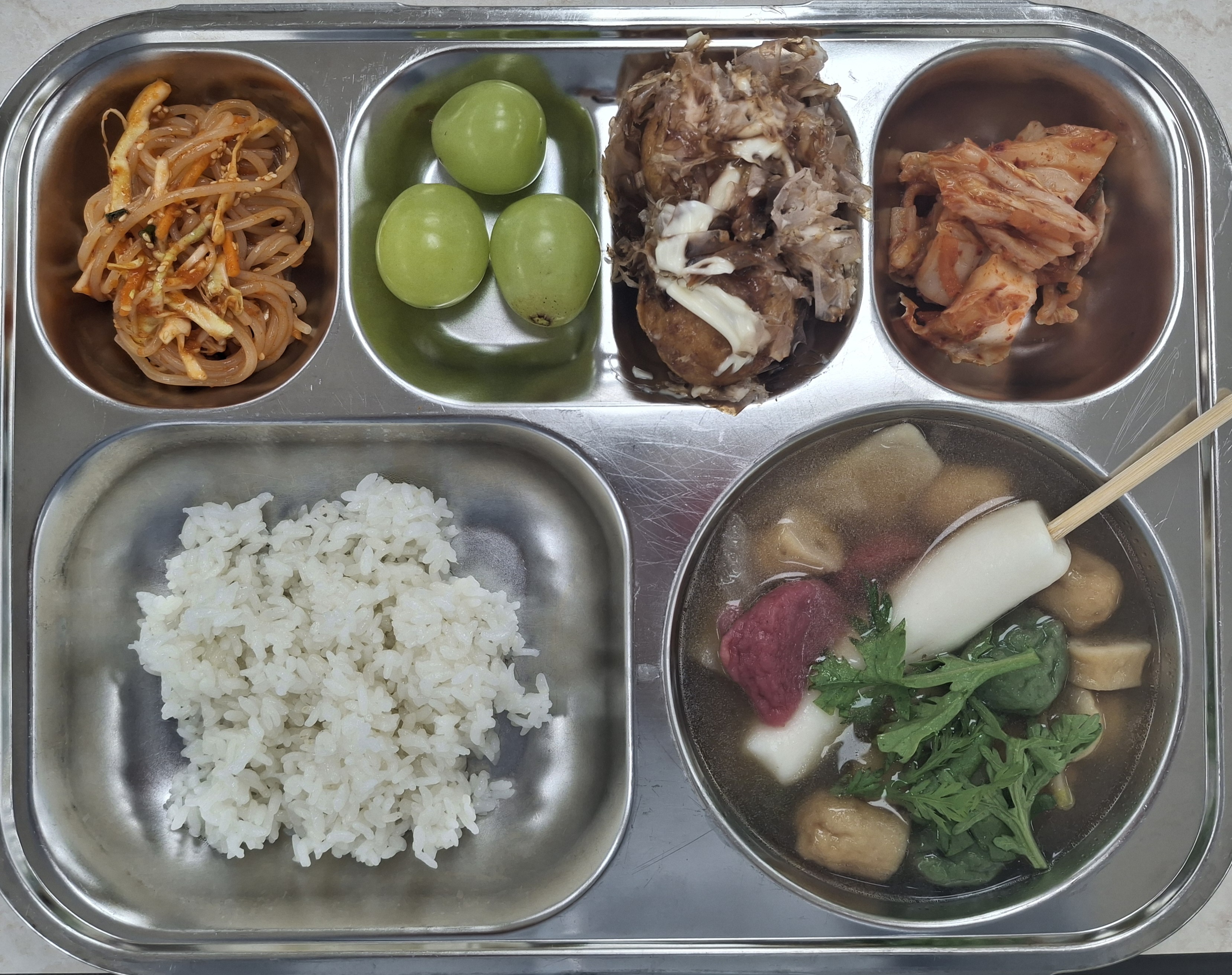 찹쌀밥
어묵국(물떡) (1.5.6.9)
야채쫄면무침 (5.6.13.17)
타코야끼 (1.2.5.6.7.10.13.16.18)
배추김치 (9)
샤인머스캣 _이미지