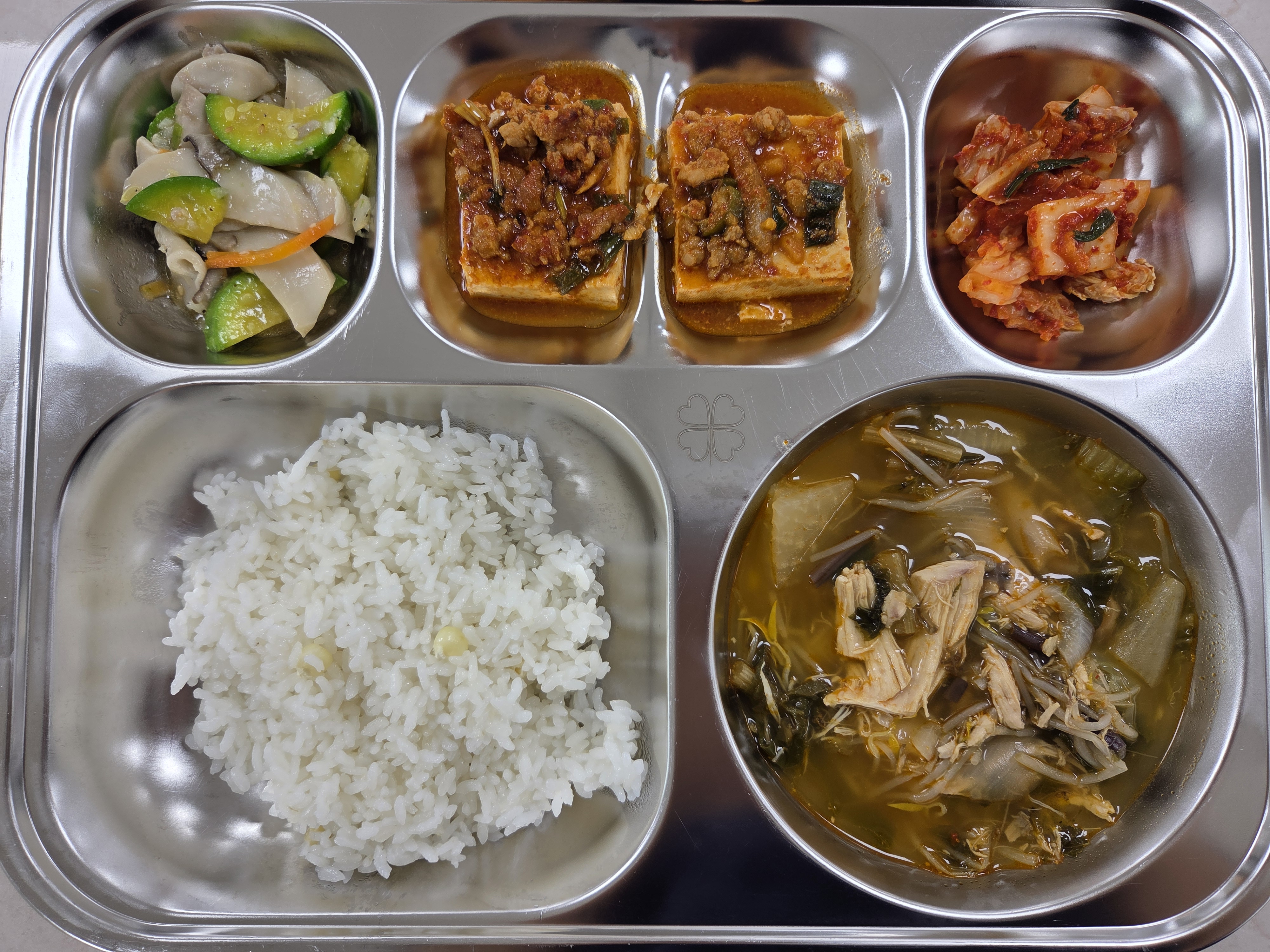 찰옥수수밥
닭개장 (5.6.15)
애호박버섯볶음 (5.9)
돼지고기두부조림 (5.6.10.12.13.18)
배추김치 (9)_이미지