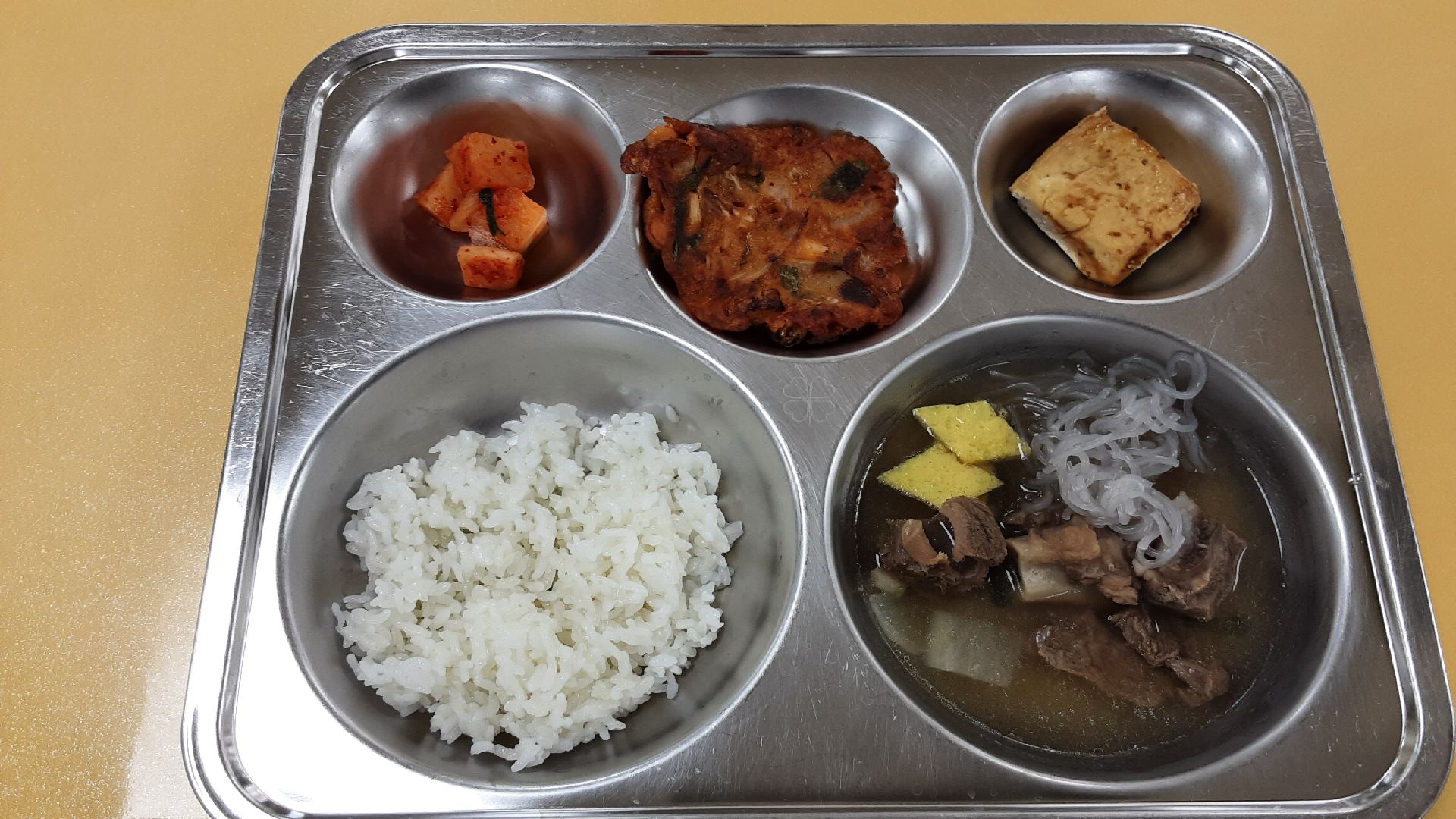 찹쌀밥
갈비탕(1.5.6.16)
두부간장조림(5.6.13)
해물김치전(1.5.6.9.13.17)
김치(9)_이미지