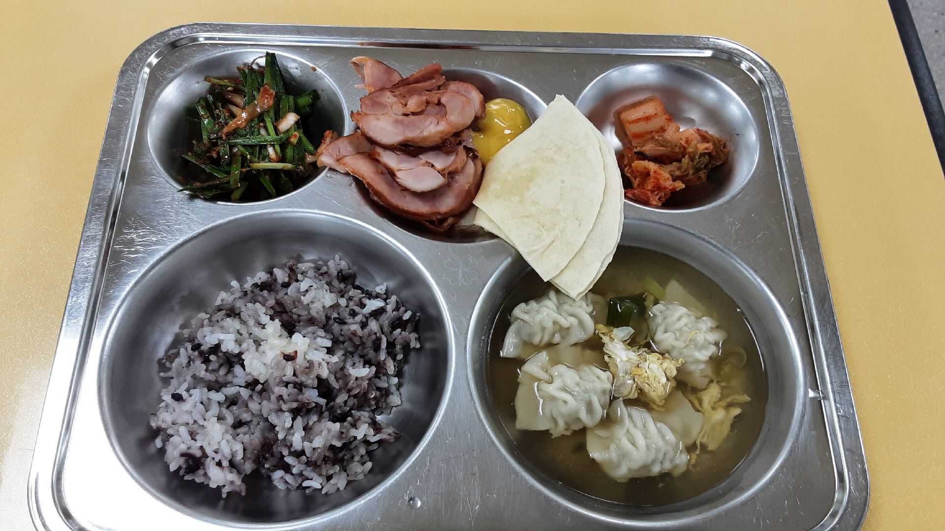 흑미밥
물만두국(1.5.6.10.16.18)
부추샐러드(13)
닭훈제&또띠아쌈(1.2.5.6.15)
배추김치(9)_이미지