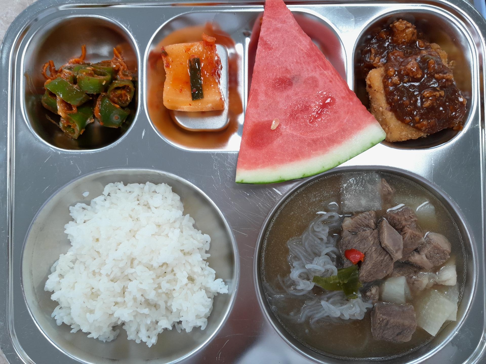 찹쌀밥
한우갈비탕★(5.8.16)
두부커틀렛(1.2.5.6.10.12.13)
아삭이고추무침(5.13)
석박지(9)
수박_이미지