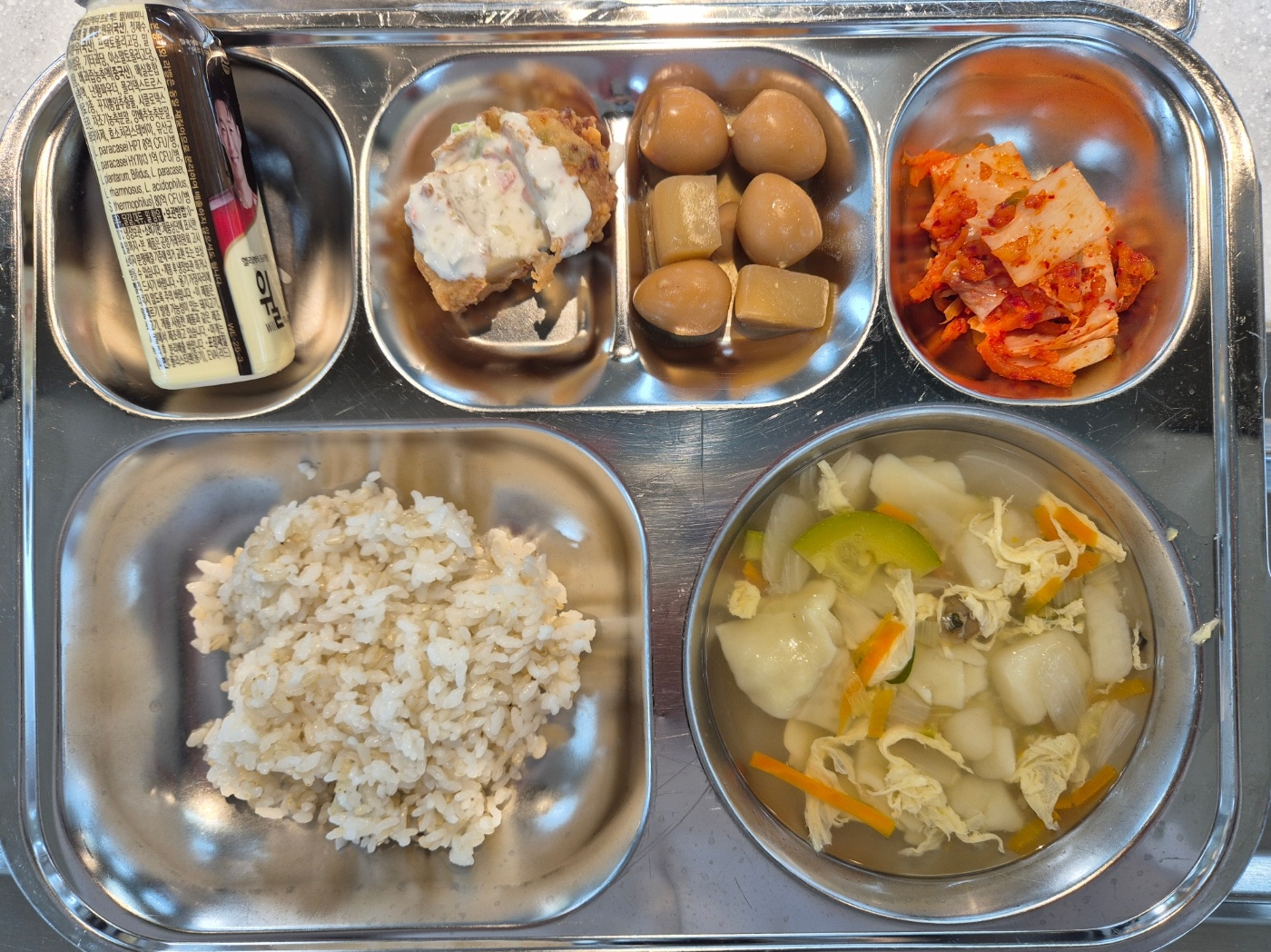 [페스코채식의 날]
현미밥 
감자수제비국 (1.5.6.18)
메추리알곤약조림 (1.5.6.13)
가자미살튀김 (2.5.6)
배추김치 (9)
수제타르타르소스 (1.5.13)
야쿠르트 (2)
우유(희망급식) (2)_이미지