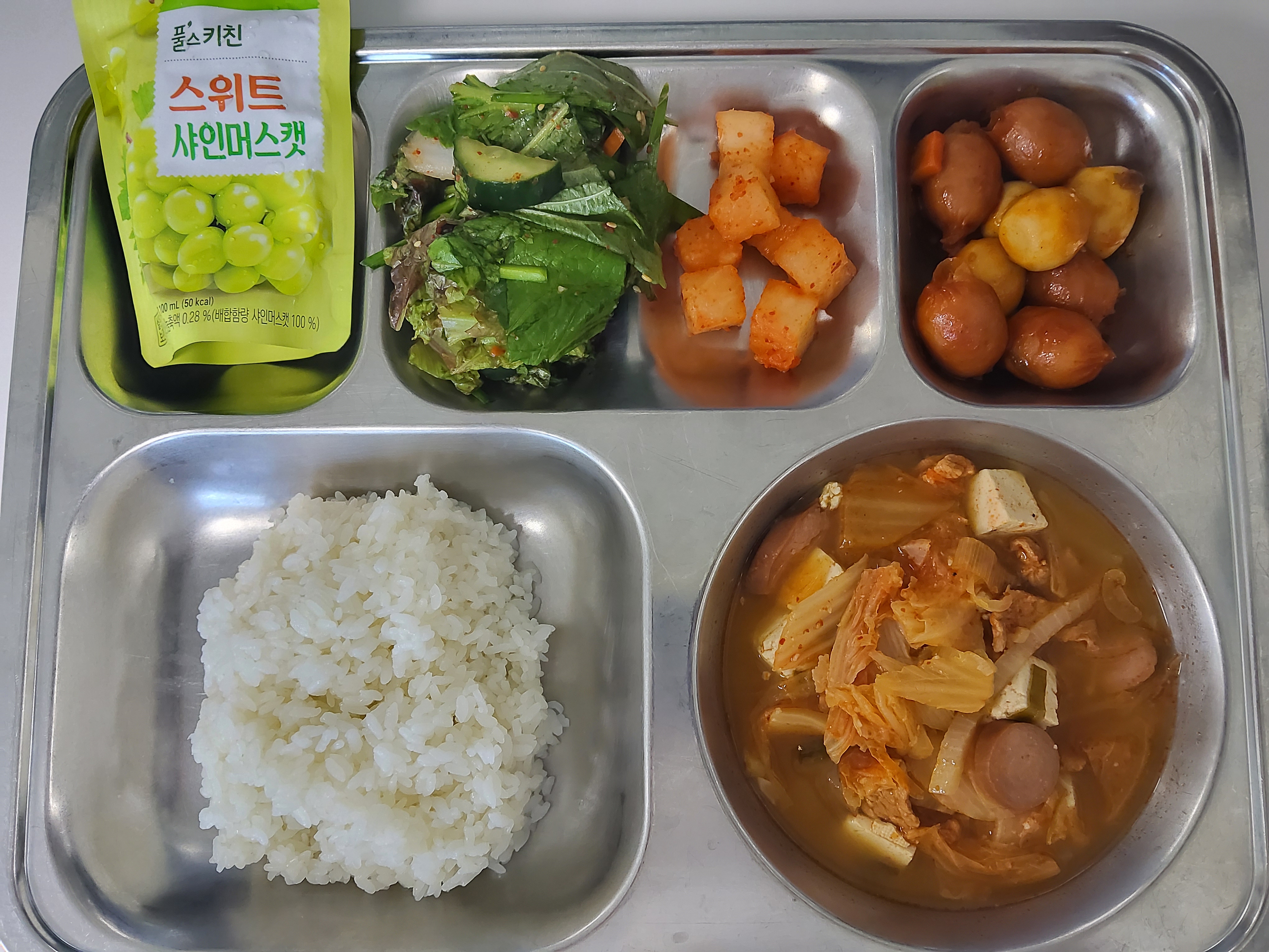찹쌀밥
돈육햄김치찌개2.5.6.9.10.13.15.16.18.
메추리알볼비엔나케찹조림1.2.5.6.10.12.13.15.16.18.
상추깻잎겉절이5.6.13.
깍두기9.13.
샤인머스캣음료13.
706.86/28.46/276.55/3.69_이미지