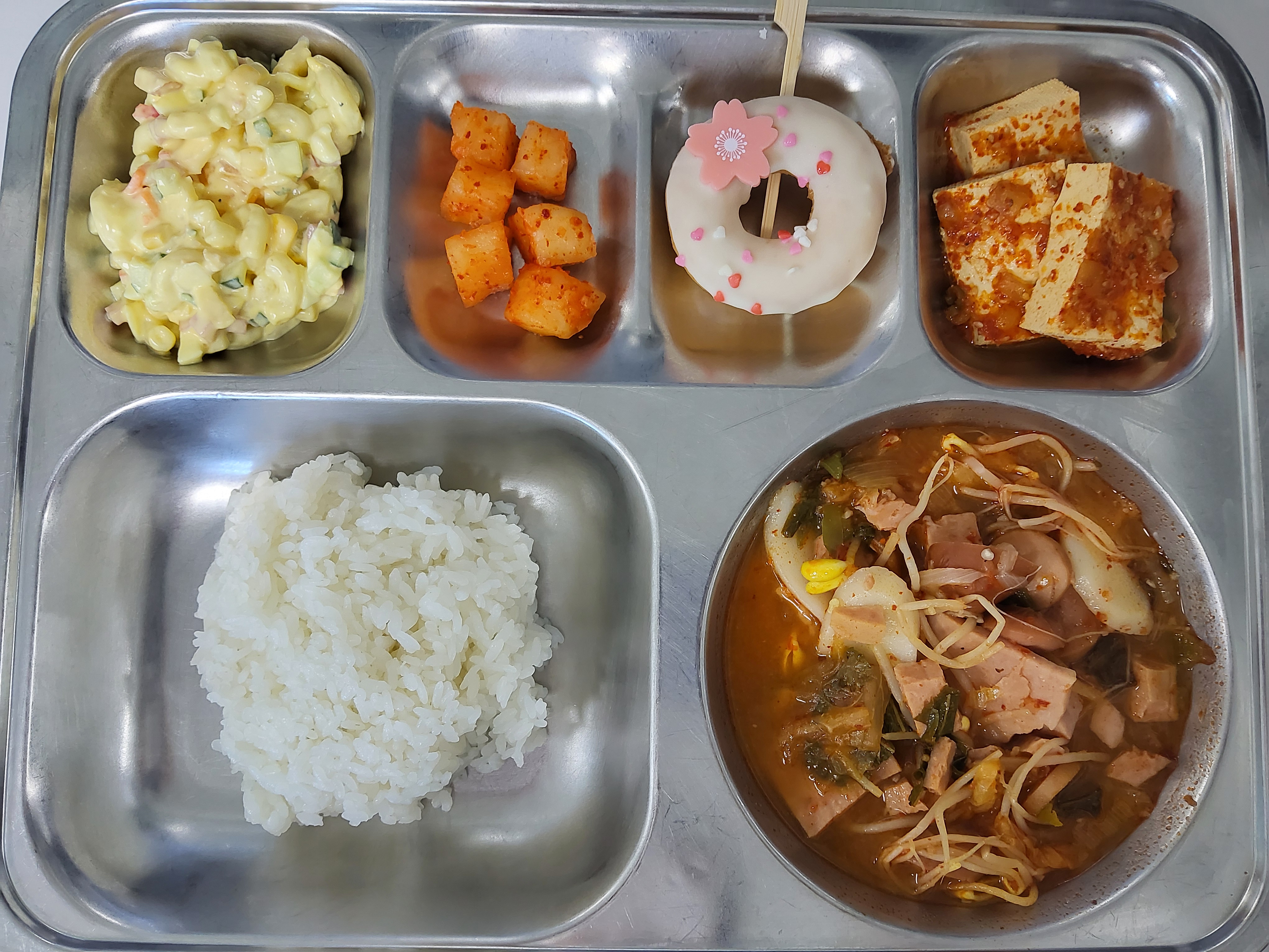찹쌀밥
부대찌개1.2.5.6.9.10.12.13.15.16.
두부조림5.6.9.13.16.18.
마카로니샐러드1.2.5.6.8.10.11.12.13.15.
링도넛1.2.5.6.
깍두기9.13.
802.13/26.85/271.84/3.66_이미지
