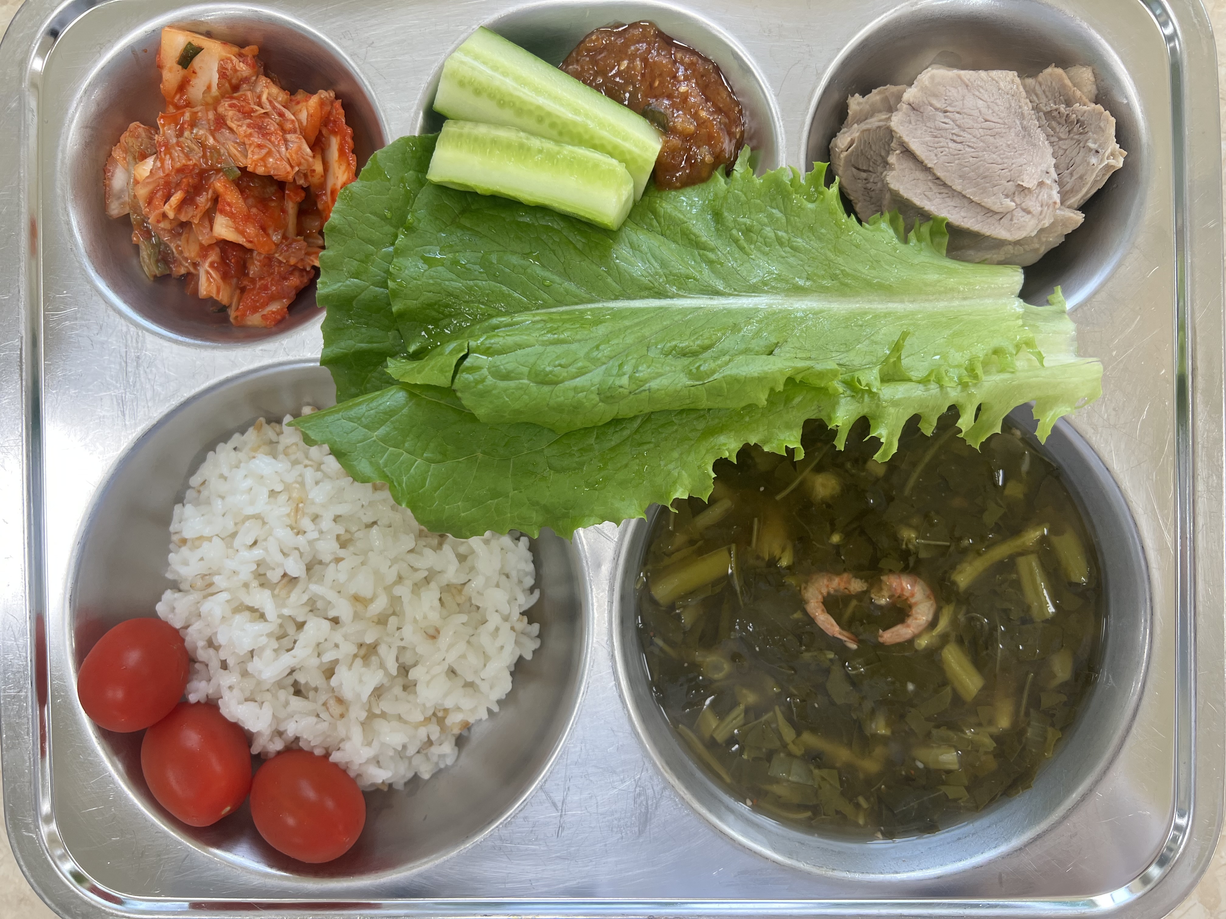 통밀밥(6)
건새우아욱된장국(5.6.9)
돈육보쌈(용)(5.6.10)
상추,채소스틱/쌈장(1.5.6.13)
배추김치(9)
대추방울토마토(12)_이미지