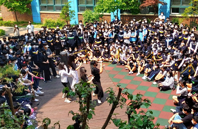 더불어 배우고 성장하는  평화로운 학교