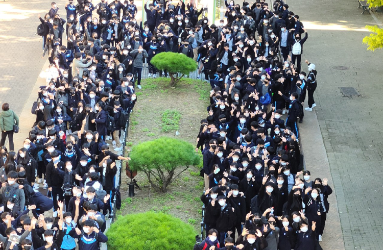 더불어 배우고 성장하는  평화로운 학교